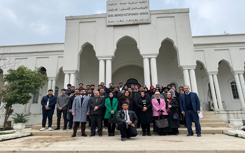 كلية علوم الحاسوب وتكنولوجيا المعلومات تنظم زيارة ميدانية الى المكتبة المركزية