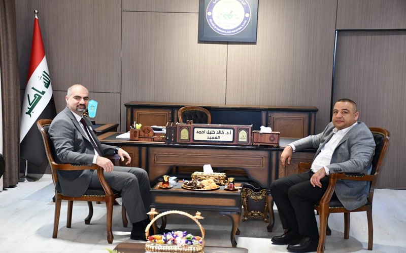 عميد كلية علوم الحاسوب وتكنولوجيا المعلومات يلقي محاضرة علمية في كلية النباتات الطبية