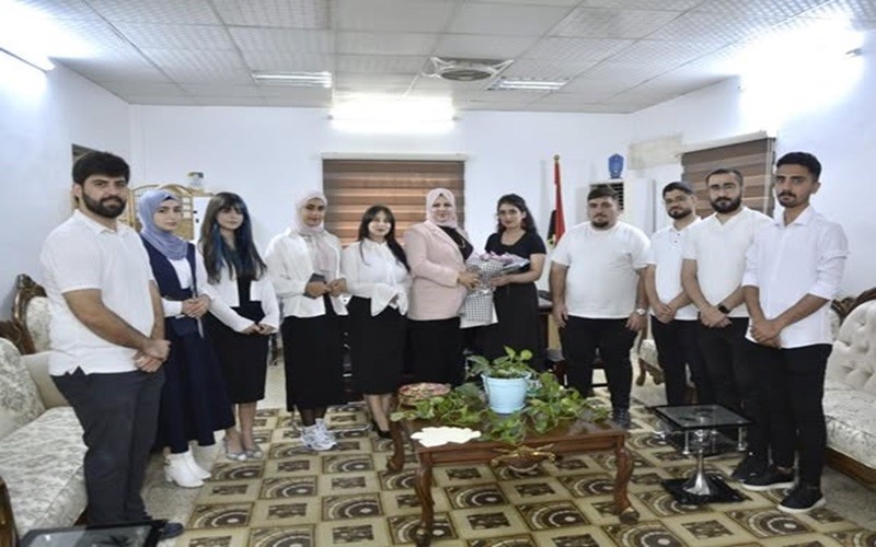    طلبة الكلية يهنئون ...