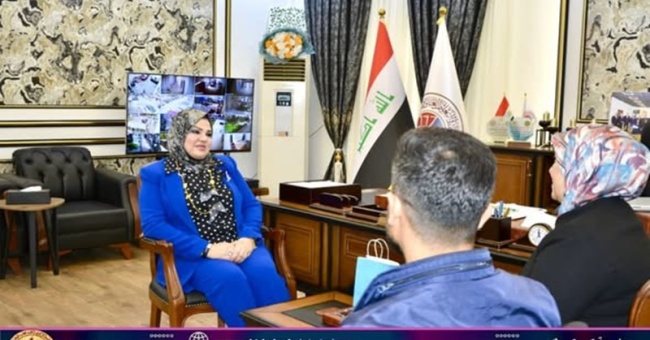 مديرة شعبة الاعمال التطوعية في رئاسة الجامعة تكرم مسؤول وحدة الاعمال التطوعية في الكلية 