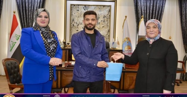 مديرة شعبة الاعمال التطوعية في رئاسة الجامعة تكرم مسؤول وحدة الاعمال التطوعية في الكلية 