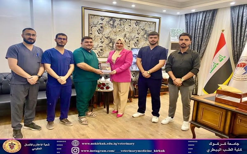 عميد كلية الطب البيطري بجامعة السليمانية يهدي مجموعة من الكتب العلمية 