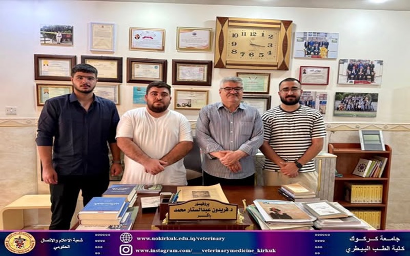 عميد كلية الطب البيطري بجامعة السليمانية يهدي مجموعة من الكتب العلمية 