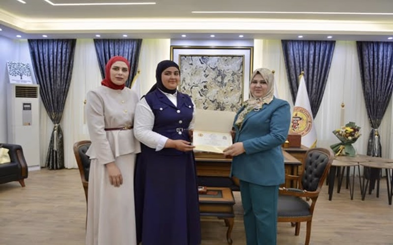 عميد كلية الطب البيطري تكرم اصدقاء المكتبة .