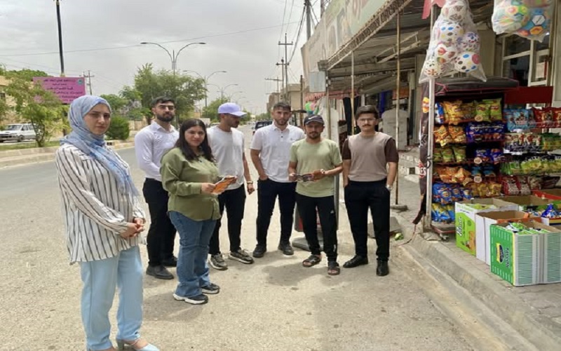  طلبة الطب البيطري يوزعون مطويات عن الاتجار بالبشر .