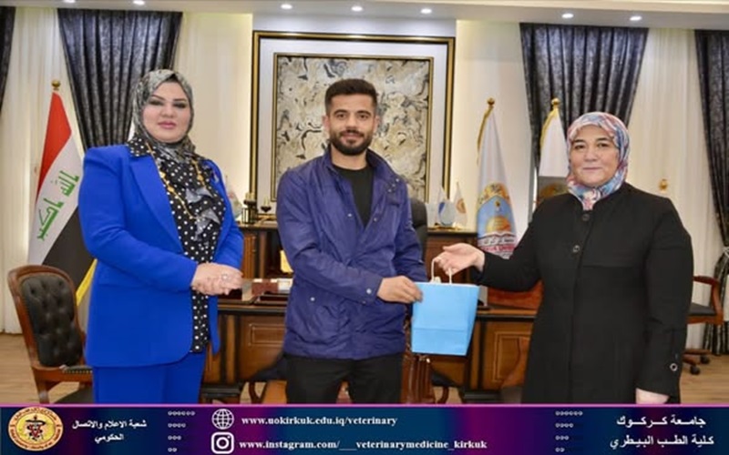 The Director of the Volunteer Work Division at the University Presidency honors the Head of the Volunteer Work Unit at the College